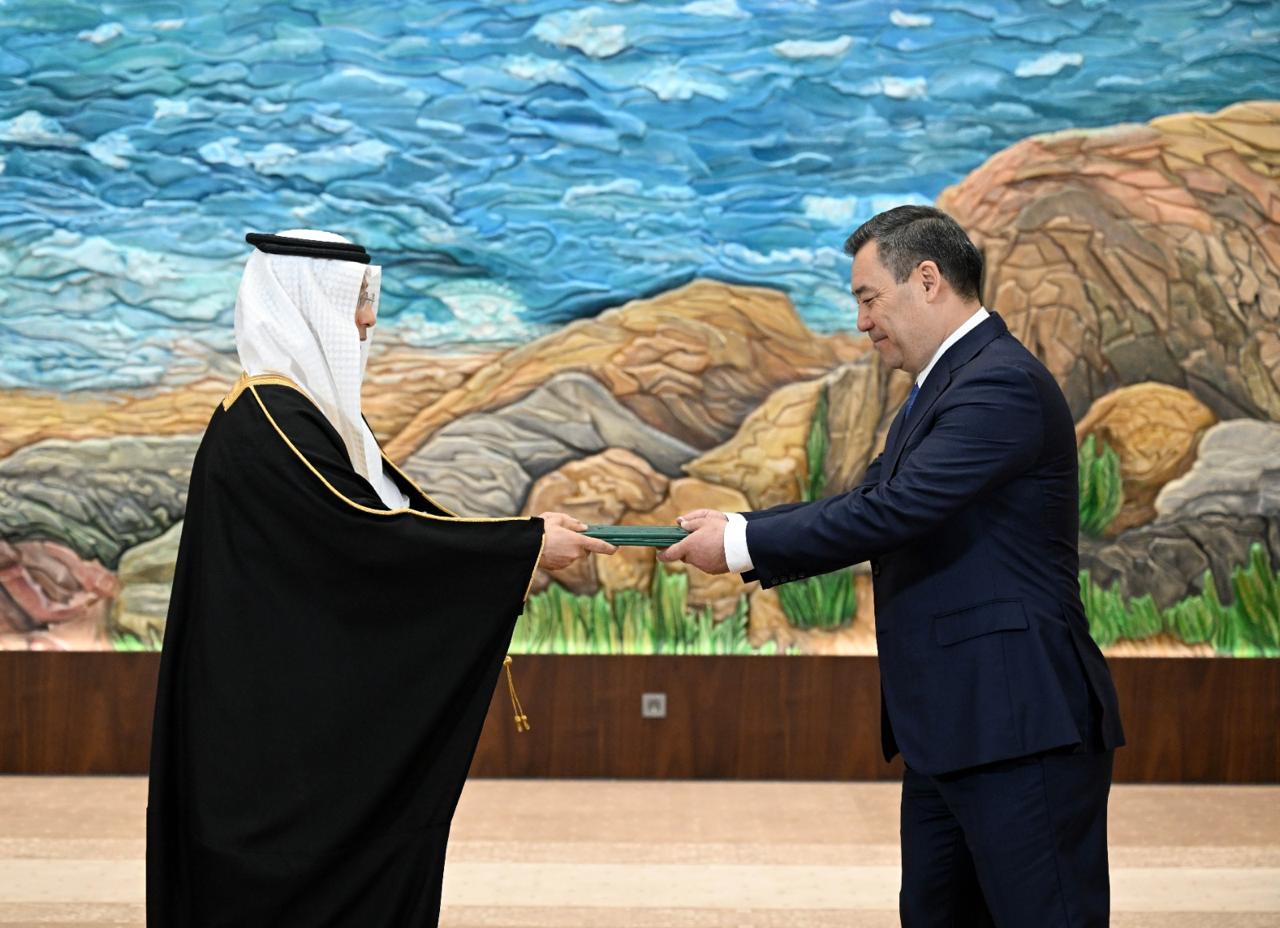 السفير إياد بن غازي حكيم يقدم أوراق اعتماده لفخامة رئيس الجمهورية القرغيزية